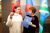 Андрей Иванов вручил двум детям-сиротам ключи от новых квартир