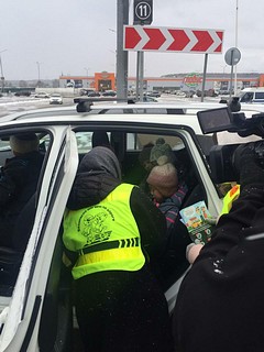 Совместный рейд провели сотрудники ГИБДД и представители комиссии по делам несовершеннолетних у одного из гипермаркетов муниципалитета
