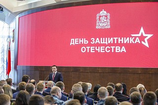 Андрей Воробьев в преддверии Дня защитника Отечества вручил награду Вадиму Селюкину