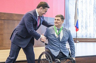 Андрей Воробьев в преддверии Дня защитника Отечества вручил награду Вадиму Селюкину