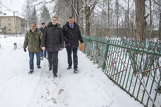 Одинцовские партийцы проверила качество комплексного благоустройства в деревне Фуньково