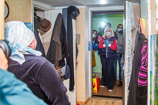 Оксана Пушкина доставила продукты и чистящие средства пенсионерке-инвалиду на Ново-Спортивную улицу