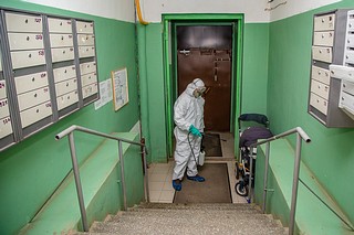 Одинцовские волонтеры держат на контроле дезинфекцию подъездов муниципалитета