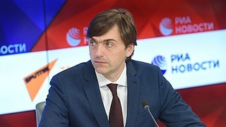 Школьников из нуждающихся семей обеспечат техникой для дистанционного обучения и питанием