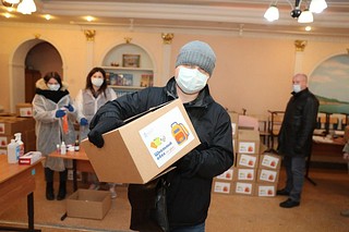 Андрей Иванов проверил, как проводится выдача школьных продуктовых наборов