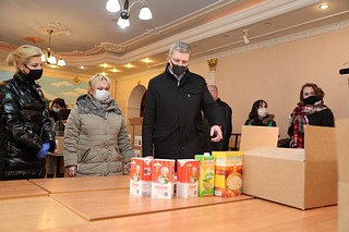 Андрей Иванов проверил, как проводится выдача школьных продуктовых наборов