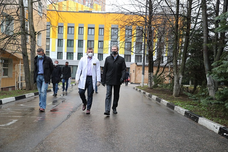 Партийцы проверили ход переоборудования хирургического корпуса Одинцовской областной больницы, Апрель