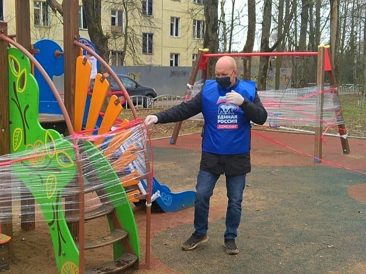 Волонтёры проверили качество дезинфекции детских площадок в Больших Вязёмах, Апрель