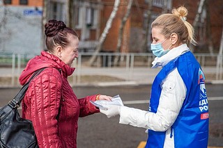 Около 4000 масок раздали волонтеры жителям Одинцовского округа 27 апреля