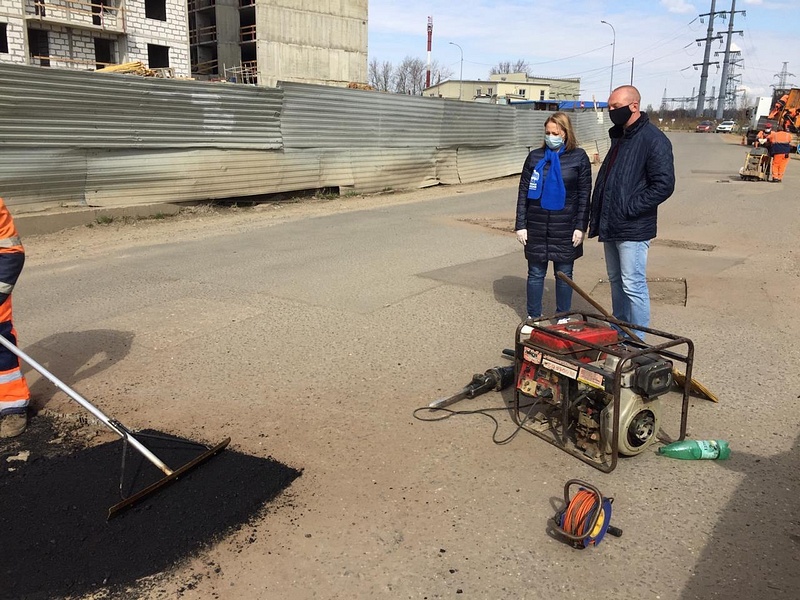 Одинцовские единороссы организовали ямочный ремонт на улице Чистяковой, Апрель