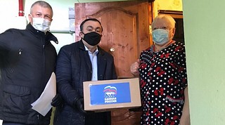 Депутаты вместе с волонтерами доставляют продуктовые наборы семьям из Одинцово и Звенигорода