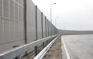 На трассе М-1 в Одинцовском округе завершен первый этап испытаний шумозащитных экранов с инновационным покрытием