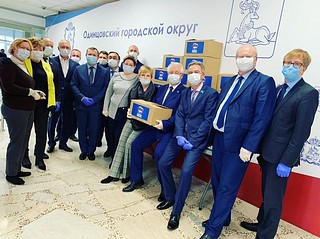 Одинцовские депутаты-единороссы передали 122 продуктовых набора в рамках адресной помощи