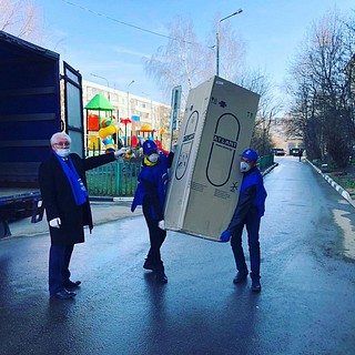 Новый холодильник привезли волонтеры ветерану Великой Отечественной войны Григорию Картушину