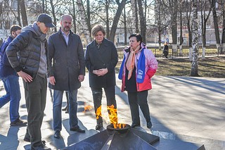 Лариса Лазутина и Дмитрий Голубков проверили состояние воинских мемориалов в Звенигороде