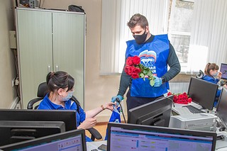 Более 1200 килограммов фруктов вручили медикам одинцовской Скорой помощи в их профессиональный праздник