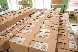 В школах Одинцовского округа продолжается выдача продуктовых наборов