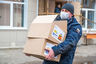 В школах Одинцовского округа продолжается выдача продуктовых наборов