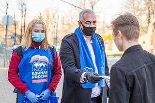 Одинцовские волонтеры раздали жителям Одинцово медицинские маски