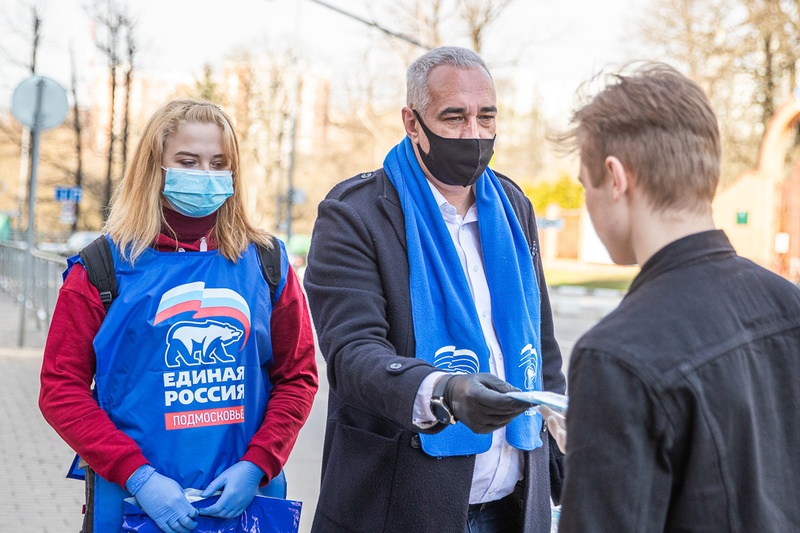 Одинцовские волонтеры раздали жителям Одинцово медицинские маски, Апрель