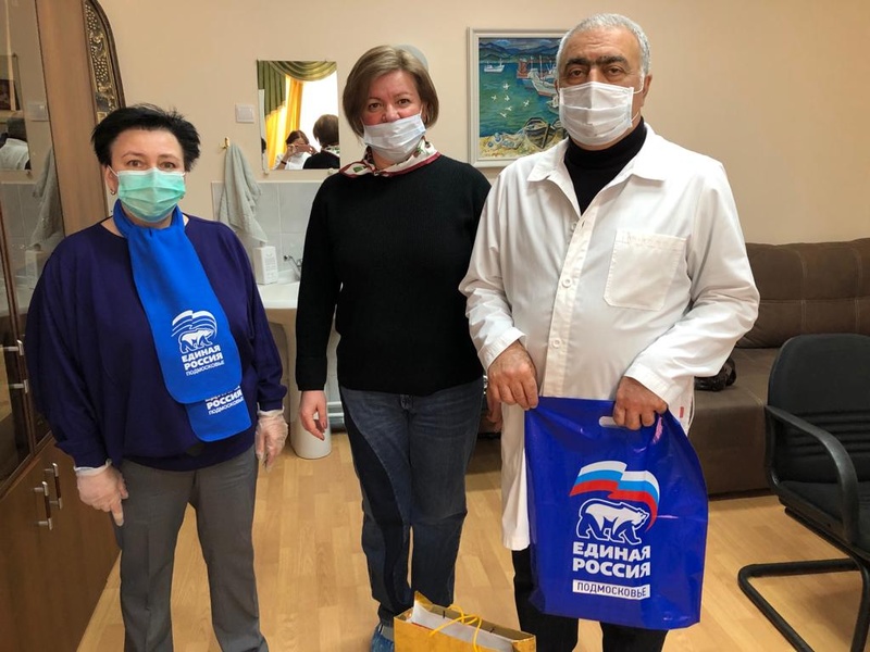 Сотрудникам Одинцовской больницы №2 передали медицинские маски, Апрель