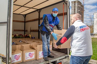Волонтеры продолжают доставлять продуктовые наборы жителям Одинцовского городского округа