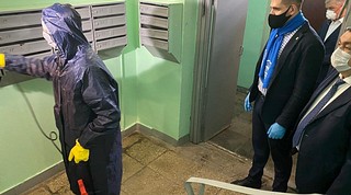 Волонтёры держат на контроле процесс дезинфекции подъездов в Одинцово