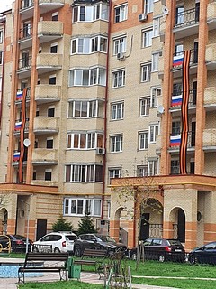 Здания Одинцовского городского округа украсили 2500 полотен с Георгиевской лентой