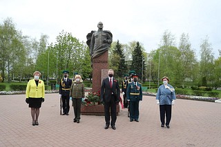 Андрей Иванов, Оксана Пушкина и Лариса Лазутина приняли участие в памятных мероприятиях в честь Дня Победы