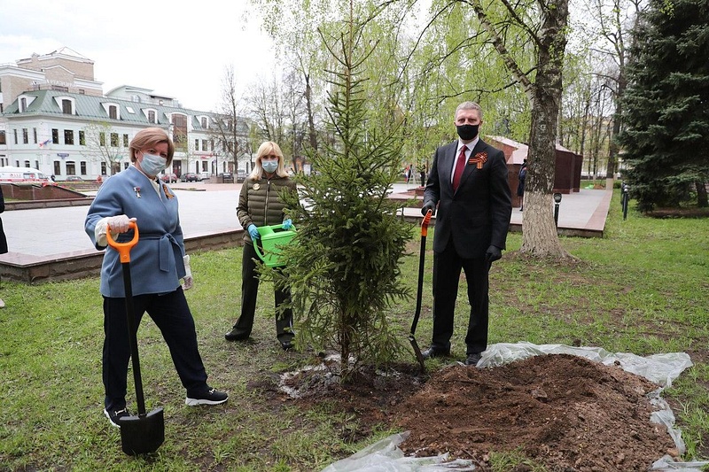 Более 80 деревьев высадили в рамках акции «Сад Памяти» в Одинцовского округе, Май