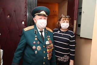 Андрей Иванов подарил ветеранам Великой Отечественной войны поздравительные наборы в честь Дня Победы