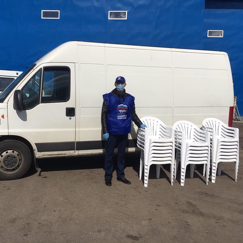 Волонтёры привезли стулья для сотрудников инфекционного госпиталя на базе КВЦ «Патриот», Май