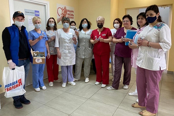 Подмосковное отделение «Молодой Гвардии» поздравило медсестер с профессиональным праздником, Май