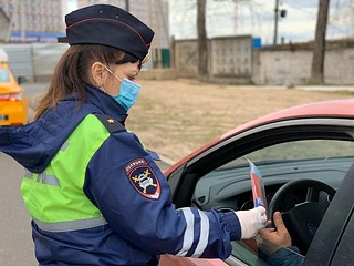 Инспекторы ГИБДД по Одинцовскому округу продолжают раздавать водителям медицинские маски
