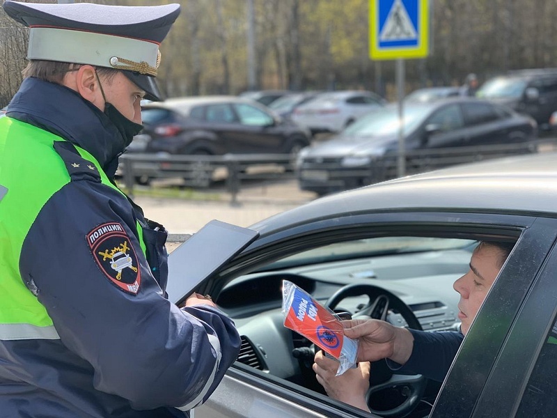 Инспекторы ГИБДД по Одинцовскому округу продолжают раздавать водителям медицинские маски, Май