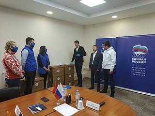 Денис Кравченко передал партийному волонтерскому штабу средства защиты