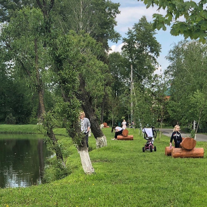 Партийцы установили новые лавочки возле пруда в Солманово, Июнь
