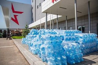 Одинцовские волонтёры передали 7 тысяч бутылок питьевой воды госпиталю в «Патриоте»