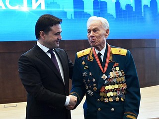 Ветеран Великой Отечественной Виктор Михайлов принимает поздравления с днём рождения