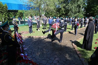 Партийцы почтили память погибших в Великой Отечественной войне у мемориала в деревне Солманово