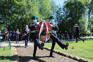 Андрей Иванов почтил память воинов, возложив цветы к мемориалу в Солманово