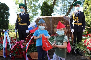 Андрей Иванов почтил память воинов, возложив цветы к мемориалу в Солманово
