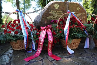 Андрей Иванов почтил память воинов, возложив цветы к мемориалу в Солманово