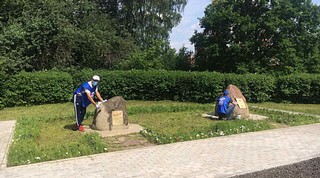 Одинцовские партийцы помогли благоустроить памятник ликвидаторам ЧАЭС