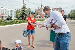 Почти 48 тысяч ленточек с российским триколором раздали волонтёры и молодогвардейцы Одинцовского округа