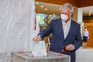 Одинцовские депутаты голосуют на участке в городском Доме офицеров