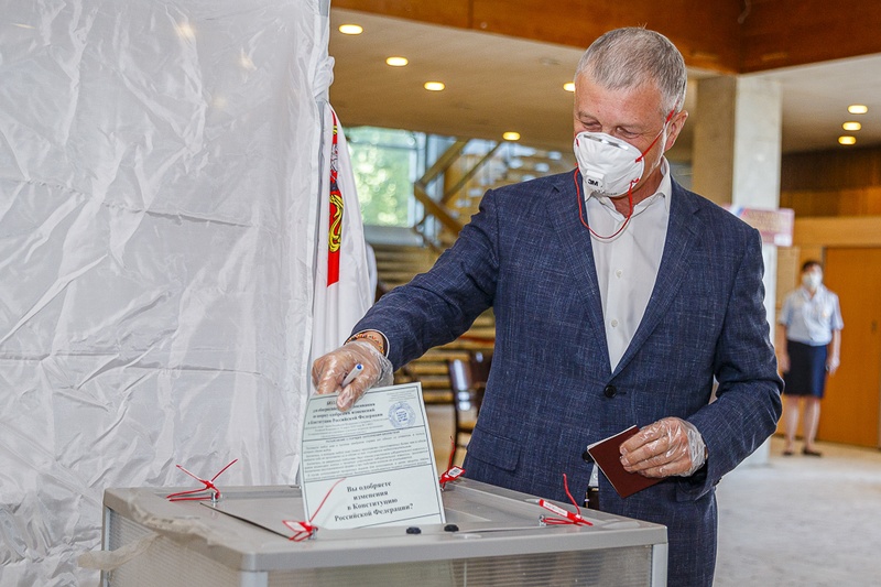 Одинцовские депутаты голосуют на участке в городском Доме офицеров, Июнь
