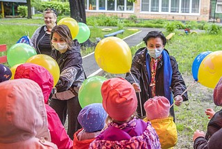 Одинцовские партийцы передали местным педиатрам подарки для юных пациентов