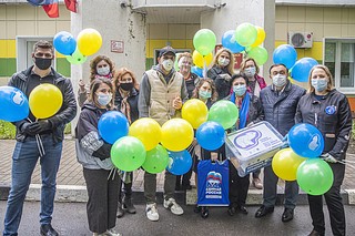 Одинцовские партийцы передали местным педиатрам подарки для юных пациентов