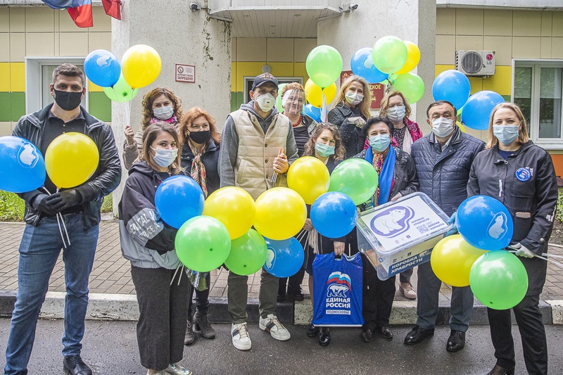 Одинцовские партийцы передали местным педиатрам подарки для юных пациентов, Июнь